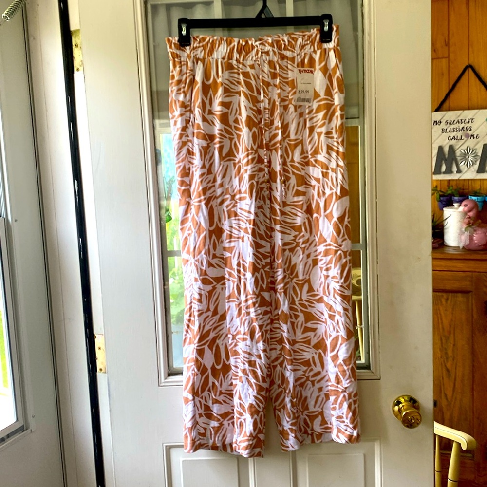 Ladies, brown and white pants, Jane & Delaney size medium